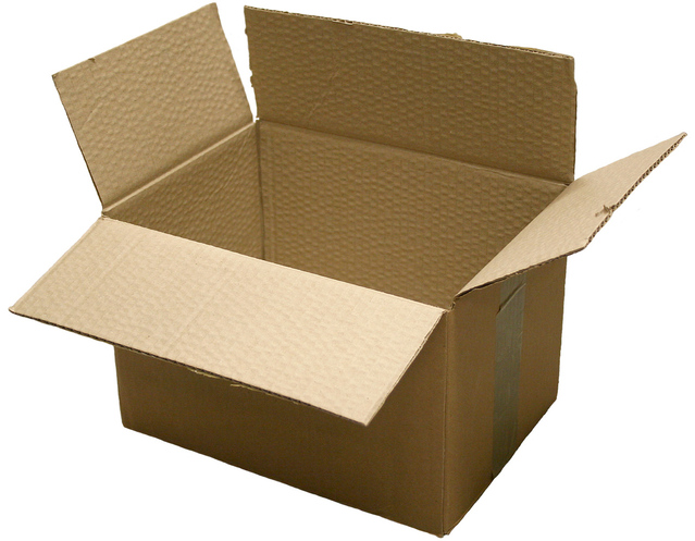otevřená papírová krabice.jpg
