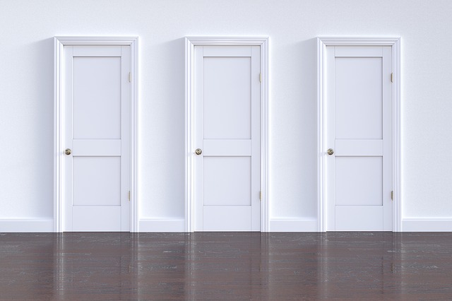 řada jednoduchých bílých dveří